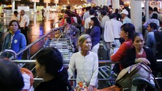Sân bay Tân Sơn Nhất rất nhiều lần rơi vào tình trạng quá tải. Ảnh: Kenh15