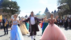 Những ai đã từng tới Disneyland sẽ thấy, carnival xuân tại Bà Nà cũng rộn rã không kém những lễ hội tại chuỗi các công viên hàng đầu thế giới 