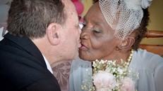 Cô dâu và chú rể trao cho nhau nụ hôn nồng thắm