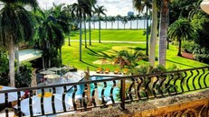 Donald Trump đã mua lại Mar-a-Lago với giá hời - chưa tới 10 triệu USD. Sau đó ông cải tạo lại công trình và cuối cùng biến nó thành một điểm đến hấp dẫn.