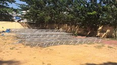 Một số khung sắt còn sót lại tại quảng trường. Ảnh: Thái Hà