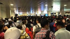 Cảnh chen chúc ở sân bay Tân Sơn Nhất