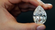 Trong tương lai sẽ xuất hiện những mẫu smartphone sử dụng màn hình bằng kim cương Ảnh: AFP