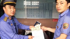 Trưởng tàu SE3 Vũ Thanh Minh bàn giao tài sản của hành khách Daryl Joan cho lãnh đạo Ga Đà Nẵng để trao trả lại cho người bỏ quên. Ảnh: Đoàn Nguyên