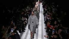 Những người mẫu trình diễn trong show diễn của thương hiệu thời trang Balenciaga tại tuần lễ thời trang Paris. Ảnh: EPA