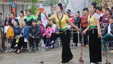 Xem thi bắt cá, thêu khăn Piêu ở Lễ hội “Mùa hoa Ban” Sơn La