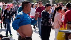 Đàn ông tại một số nước châu Á có thói quen vạch áo khoe bụng. Ảnh: Berny Eats the World