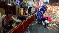 Dân Sài Gòn chống chọi với mưa ngập trái mùa