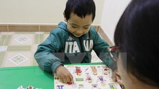 Các bài học dạy cho trẻ tự kỷ là vận động, ghép hình, tô màu tự do... (Ảnh: Võ Tuyết/TTXVN)