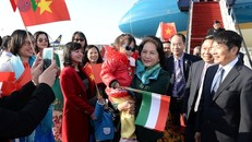 Bà con Việt kiều tại Hungary chào đó Chủ tịch Quốc hội Nguyễn Thị Kim Ngân tại sân bay