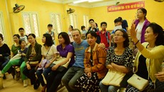 Thầy Paul Harding cùng những học viên của mình