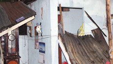 Mái tôn bị gió thổi bay, nước mưa vào nhà khiến đồ đạc người dân bị hư hỏng