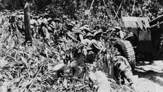 Bộ đội kéo những khẩu pháo nặng hàng chục tấn vượt núi, xuyên rừng vào chiến trường. (Ảnh: Tư liệu TTXVN)