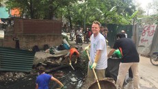 “Ông Tây nhặc rác” muốn biến mương thối thành một khu vườn 