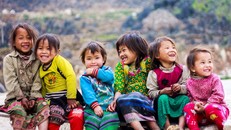 Hà Giang được biết đến là “cao nguyên đá”, đi lại khó khăn, nhưng những đứa trẻ nơi đây vẫn ngày ngày “đạp” lên mầm đá đó để sống, học tập và cùng nở những nụ cười thật rạng rỡ