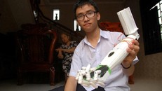Phạm Huy với sản phẩm “cánh tay robot cho người khuyết tật”