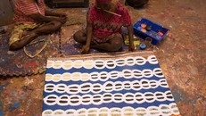 Một nghệ nhân thổ dân Australia đang tạo nên tác phẩm của mình. (Nguồn: Bluethumb)