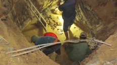 Một hầm mộ tập thể dưới phần đất gia đình ông Phong. Ảnh: X.T