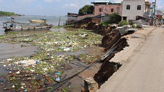 Sạt lở bờ sông Vàm Nao khiến hơn 100 hộ dân ở xã Mỹ Hội Đông phải sơ tán khẩn cấp. Ảnh: A.X