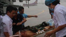 Các bác sĩ đưa anh Giang ra khỏi trực thăng lên xe cấp cứu để về bệnh viện. Ảnh: H.P