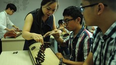 Các em học sinh trường chuyên Lê Hồng Phong, Nam Định được làm quen với bộ môn nghệ thuật đặc sắc đàn tranh