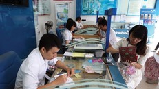 Đăng ký sim điện thoại di động tại một quầy giao dịch của VinaPhone trên phố Huỳnh Thúc Kháng (Hà Nội). Ảnh: Đức Thanh