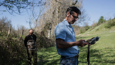 Ông Wilkelski ghi lại dữ liệu thu được từ gia súc tại trang trại ở Pieve Torina, Italy. (Nguồn: NYT)