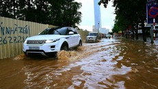 Mưa dông như trút, Hà Nội lại chìm trong biển nước