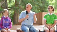 Nhà lãnh đạo Nga và các em học sinh ở Crimea