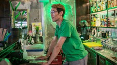 Monte Haines làm việc tại một nhà hàng ở Seoul sau khi bị chính quyền Mỹ trục xuất về nước. (Nguồn: NYT)