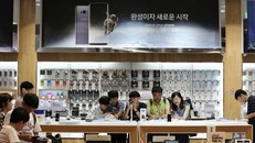 Thành công của mẫu smartphone Galaxy S8 mới đã mang lại doanh thu khổng lồ cho Samsung. (Nguồn: AP)