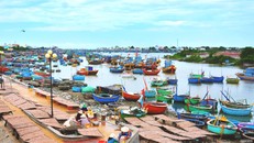 Mùa hè rực lửa trên cung đường biển đẹp nhất Việt Nam