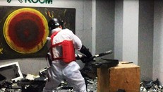 Độc đáo dịch vụ đập phá đồ đạc để 'trút giận' ở Hà Nội 