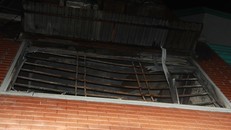 Ngọn lửa cháy ra ban công, làm nổ cửa kính