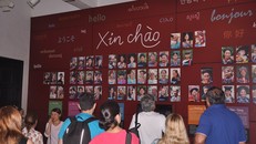 Nhiều khách Quốc tế đến thăm quan bảo tàng