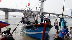 Tàu cá gặp nạn do cửa biển Cửa Tùng bị bồi lấp nghiêm trọng. (Ảnh: Ngọc Vũ)