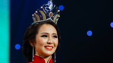 Nguyễn Thị Hải Yến xúc động chào khán giả sau khi nghe tin cô được đăng quang ngôi vị cao nhất