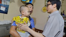 Phó Thủ tướng hỏi thăm một gia đình có con nhỏ ở xóm trọ phường Láng Thượng