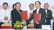 Lãnh đạo Tổng công ty Bưu điện Việt Nam và lãnh đạo Tổng cục Du lịch Việt Nam tại lễ ký kết. Ảnh: Hoàng Hùng/TTXVN 