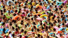 Bể bơi chật kín người ở Trung Quốc. Ảnh: Shanghaiist.