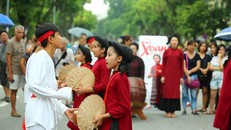 Độc đáo gánh hát Xoan nhí biểu diễn giữa phố đi bộ