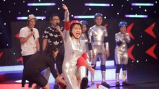 Nghệ sĩ Vân Dung chơi hết mình trong gameshow "Người đi xuyên tường".