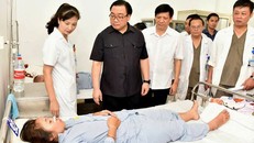 Bí thư Thành ủy Hà Nội Hoàng Trung Hải và Thứ trưởng Bộ Y tế Nguyễn Thanh Long thăm bệnh nhân SXH tại bệnh viện Thanh Nhàn. Ảnh: Gia Huy