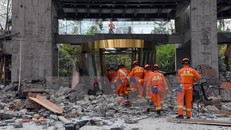 Nhân viên cứu hộ làm nhiệm vụ tại tòa nhà bị sập do động đất tại Tứ Xuyên ngày 9/8. (Nguồn: THX/TTXVN)