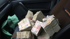 Nhiều tài xế chuẩn bị sẵn tiền lẻ trong xe để mua vé