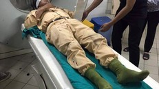 Trung úy Nguyễn Mạnh Tuấn được kiểm tra sức khỏe sau vụ va chạm