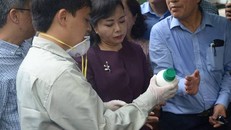 Bộ trưởng Bộ Y tế Nguyễn Thị Kim Tiến kiểm tra loại thuốc phun để diệt muỗi, đảm bảo hạn sử dụng, pha liều lượng đúng quy định. Ảnh: BYT