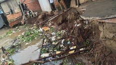 Sông Hậu sạt lở khiến 3 mẹ con chìm xuống sông