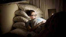 Thức khuya là 1 trong những nguyên nhân gây ảnh hưởng xấu đến gan