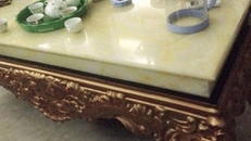 Chiếc bàn bị sứt đã được gắn keo, sử dụng lại.